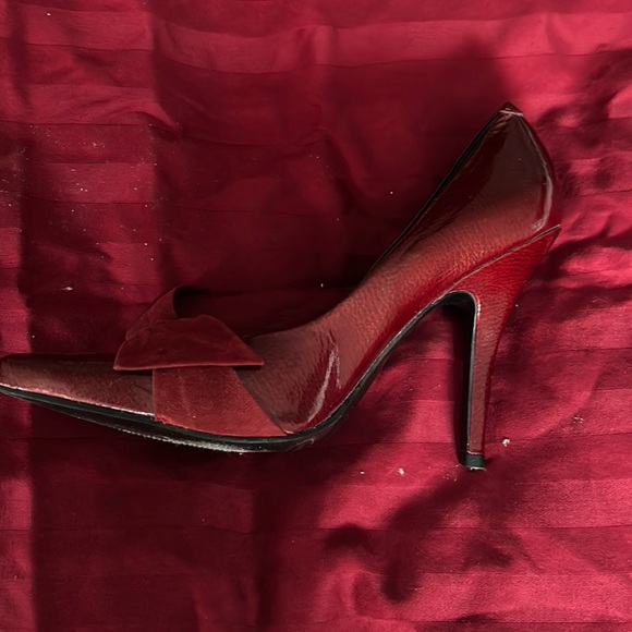 Red patent with bow high heel dressy shoe. - Picture 2 of 4